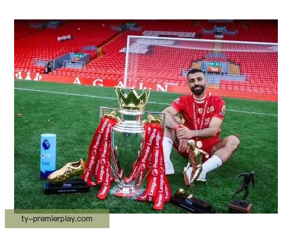 凯尔凯兹晒萨拉赫奖杯柜 展现荣誉荣耀 凯尔凯兹晒萨拉赫奖杯柜 展现荣誉荣耀